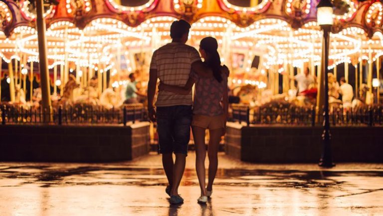 “Cotton Candy Kisses: Sweet Moments on an Amusement Park Date”