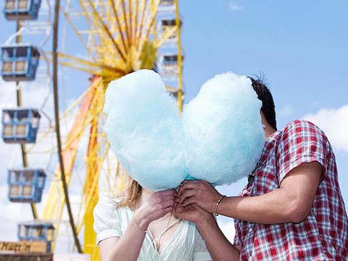 “Love is a Roller Coaster: Exploring the Ups and Downs of Amusement Park Dates”