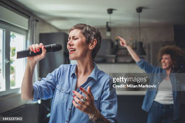 “Harmonizing Hearts: Strengthening Your Connection Through Couples Karaoke”