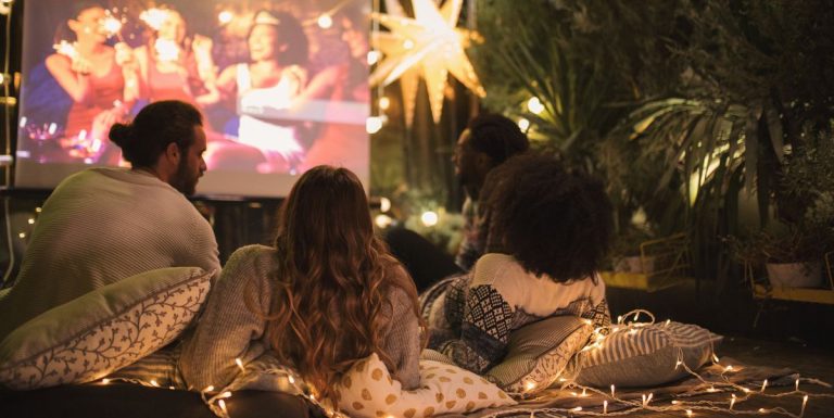 “Screen Gems and Sweethearts: Celebrating Love on Movie Night Dates”